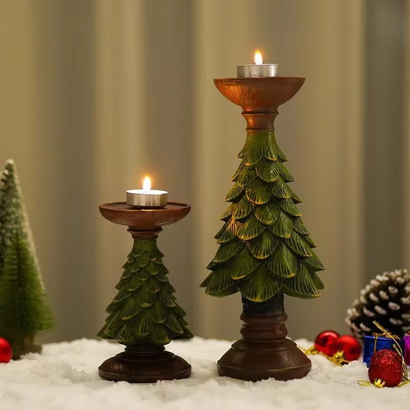 Portavelas mediano sobre una mesa de madera con luces tenues