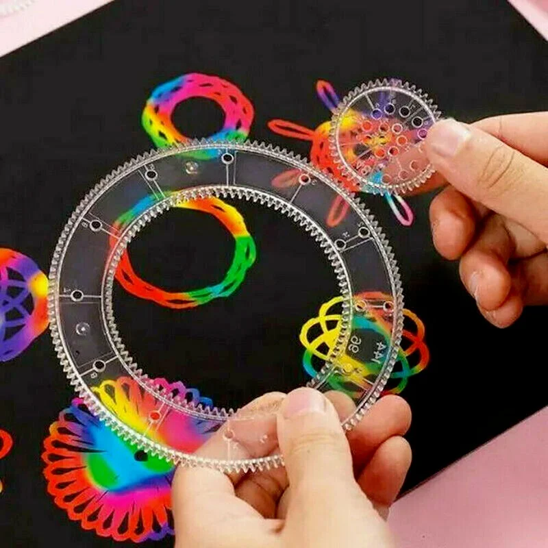 Niños usando el espirógrafo para crear arte