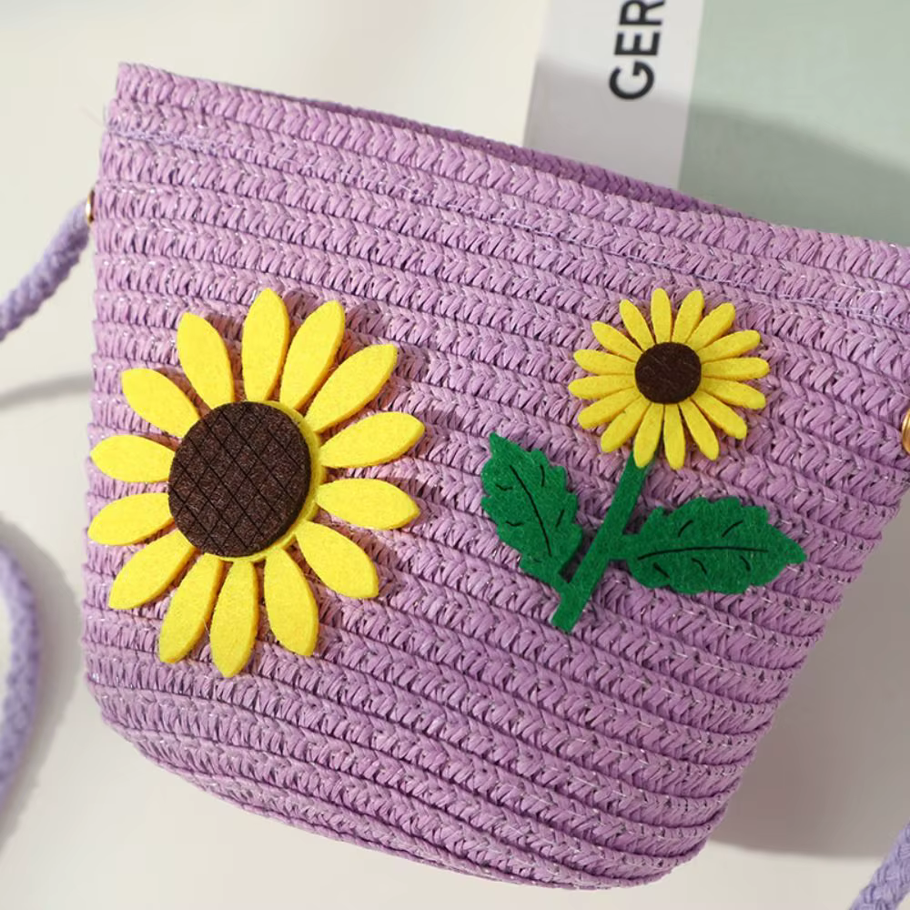 Bolso de paja con flores, vista lateral del diseño de concha