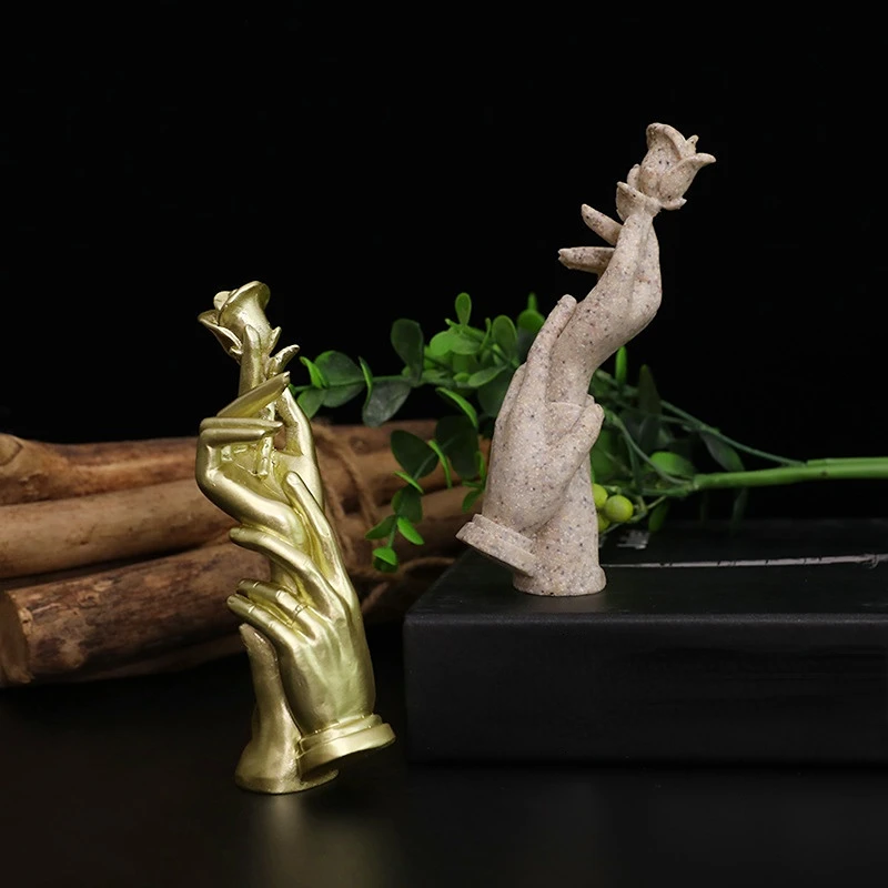 Escultura de resina dorada con rosas para sala de estar