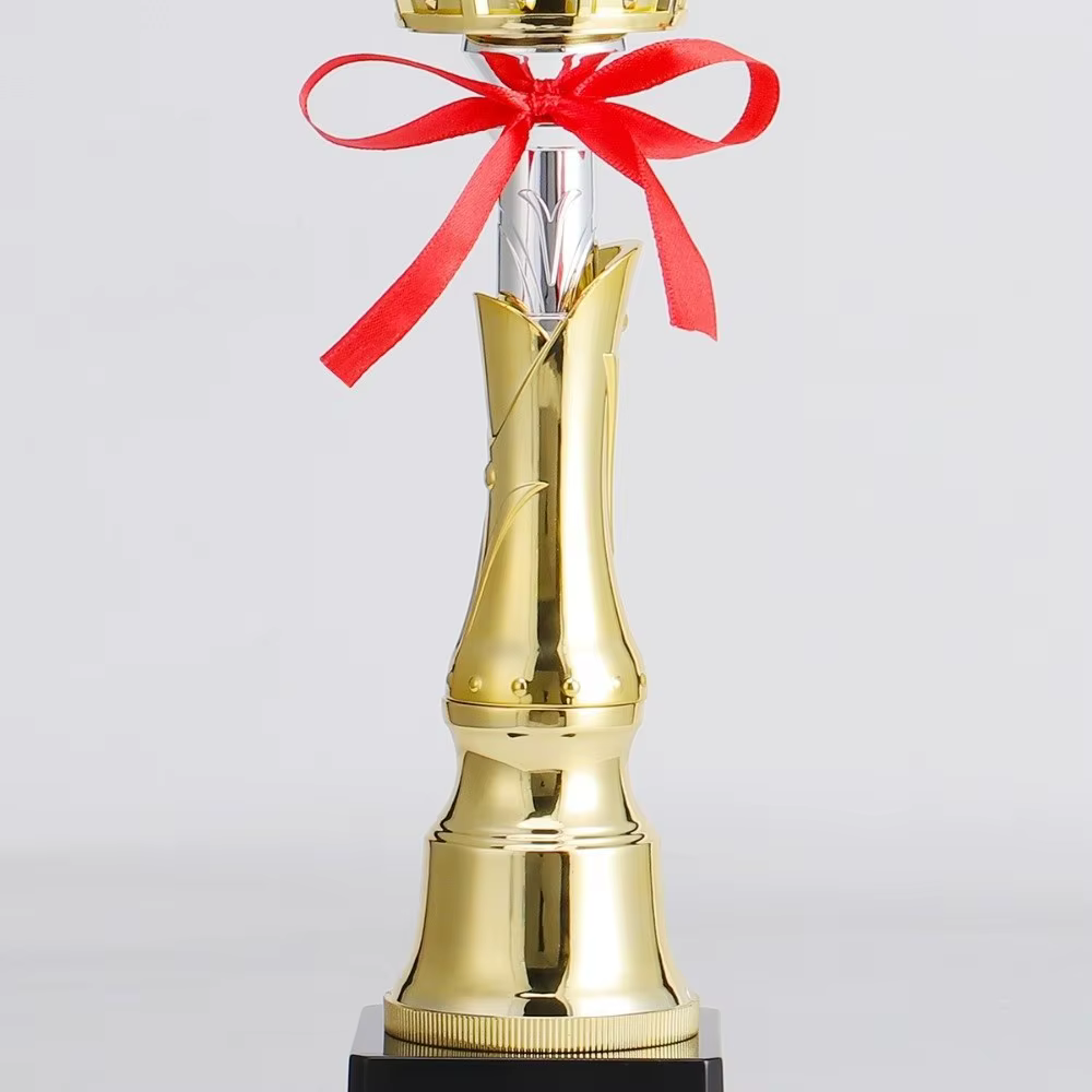 Trofeo copa dorada de plástico con corona para colegios - imagen 4