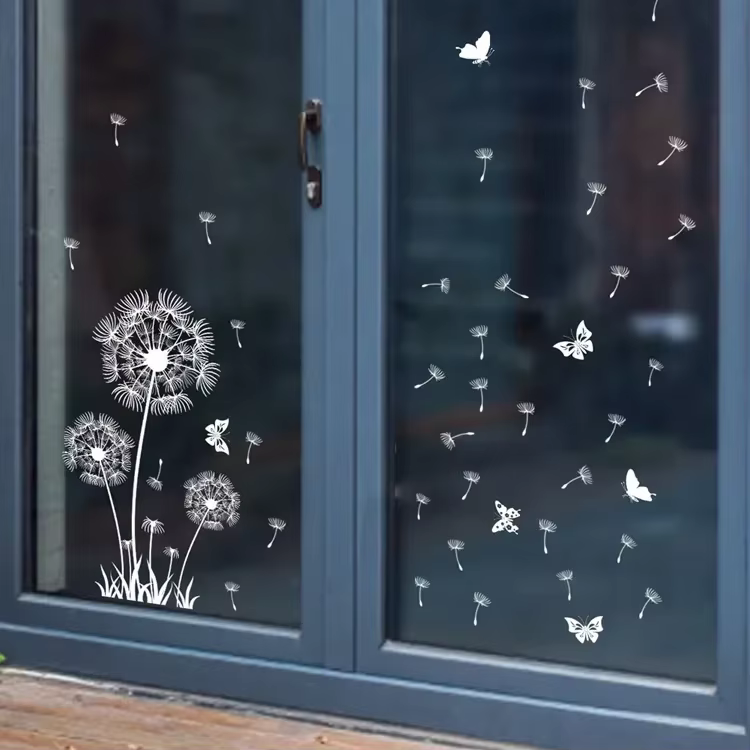 Decoración de ventana con mariposas y diente de león