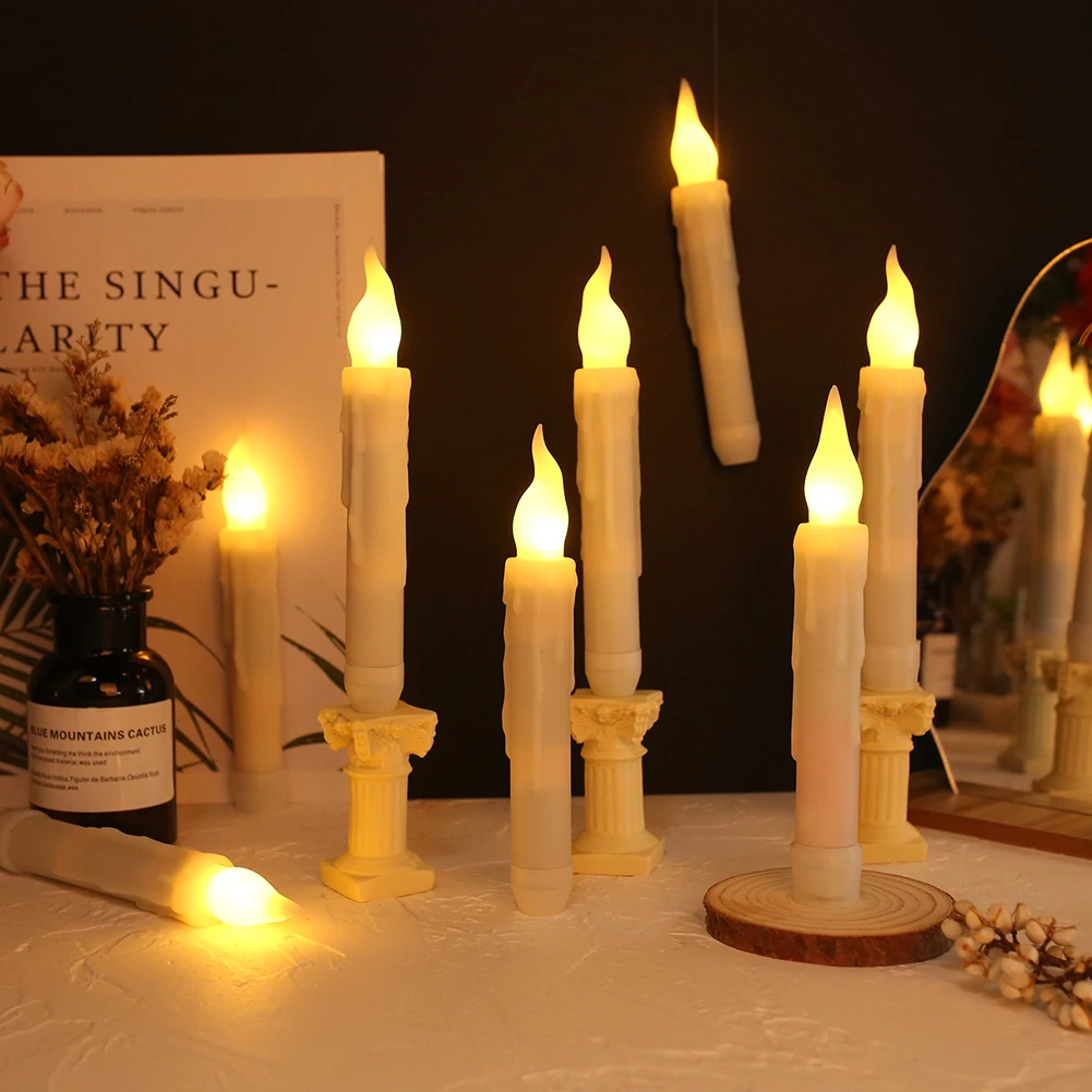 Varias velas LED iluminando una estancia