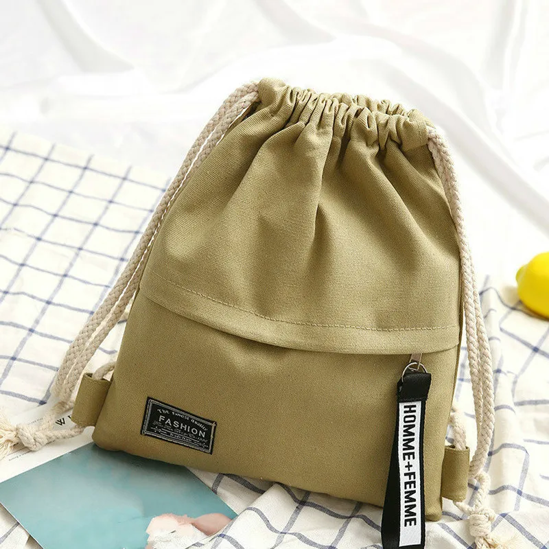 Mochila colocada sobre una silla en ambiente universitario