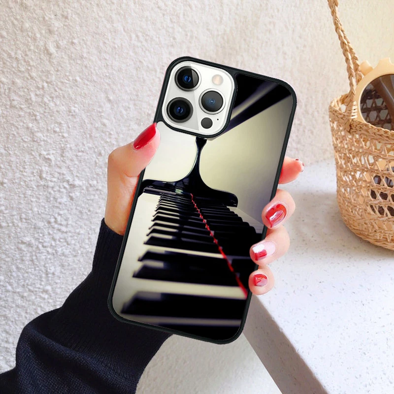Diseño frontal de la funda con teclas de piano blancas y negras