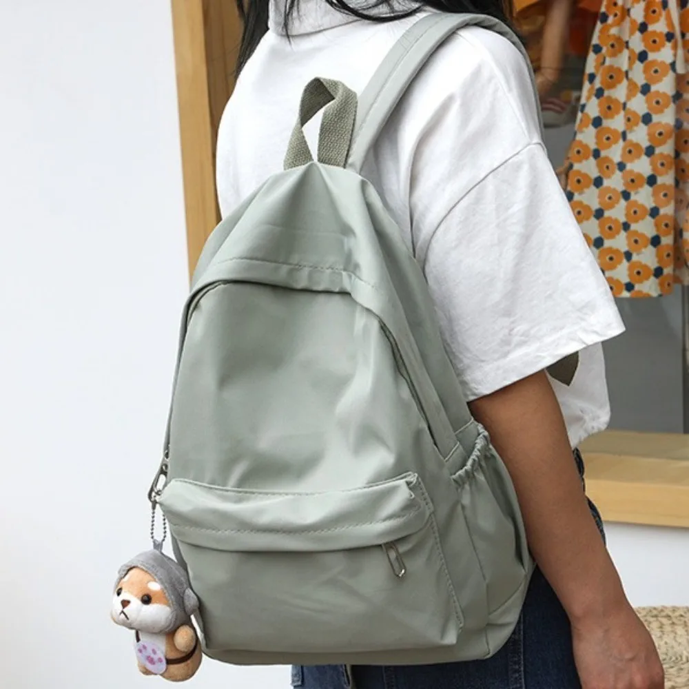 Mochila escolar para estudiantes con diseño limpio