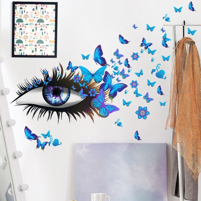 Ojos de niña con pestañas largas y mariposas en vuelo