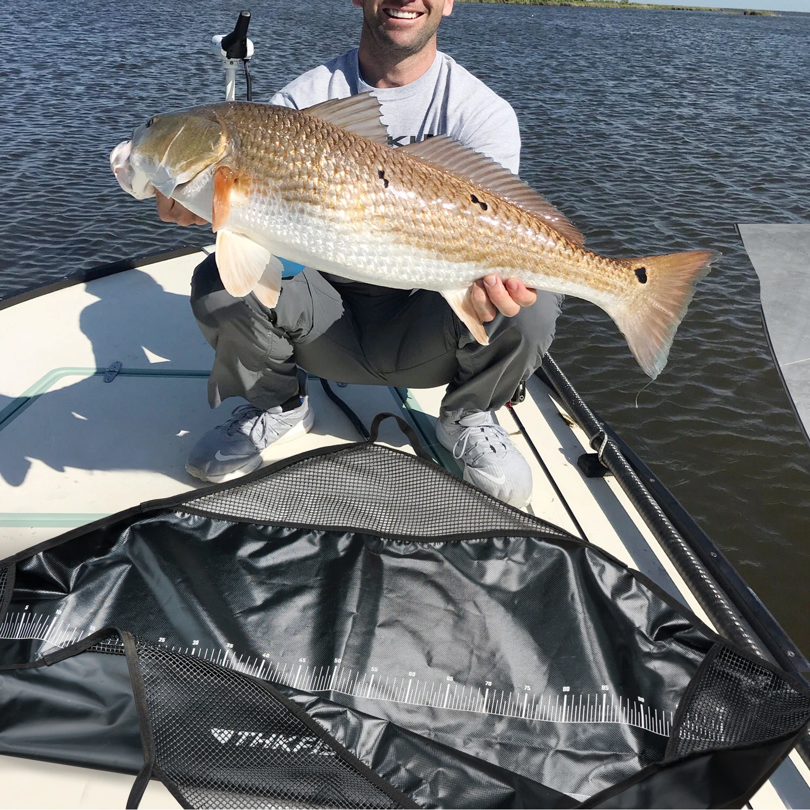 Bolsa de pesaje THKFISH desplegada con superficie impermeable y regla impresa