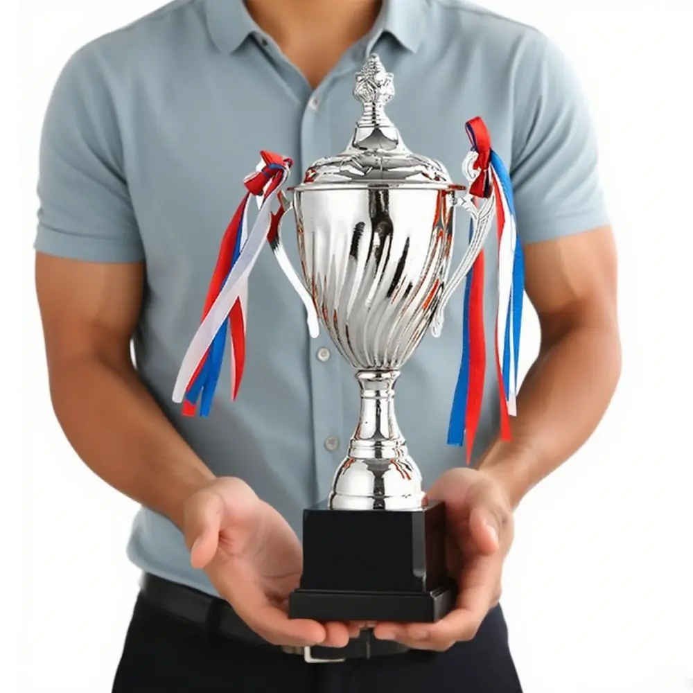 Copa de trofeo de bronce dorado y plateado para competiciones