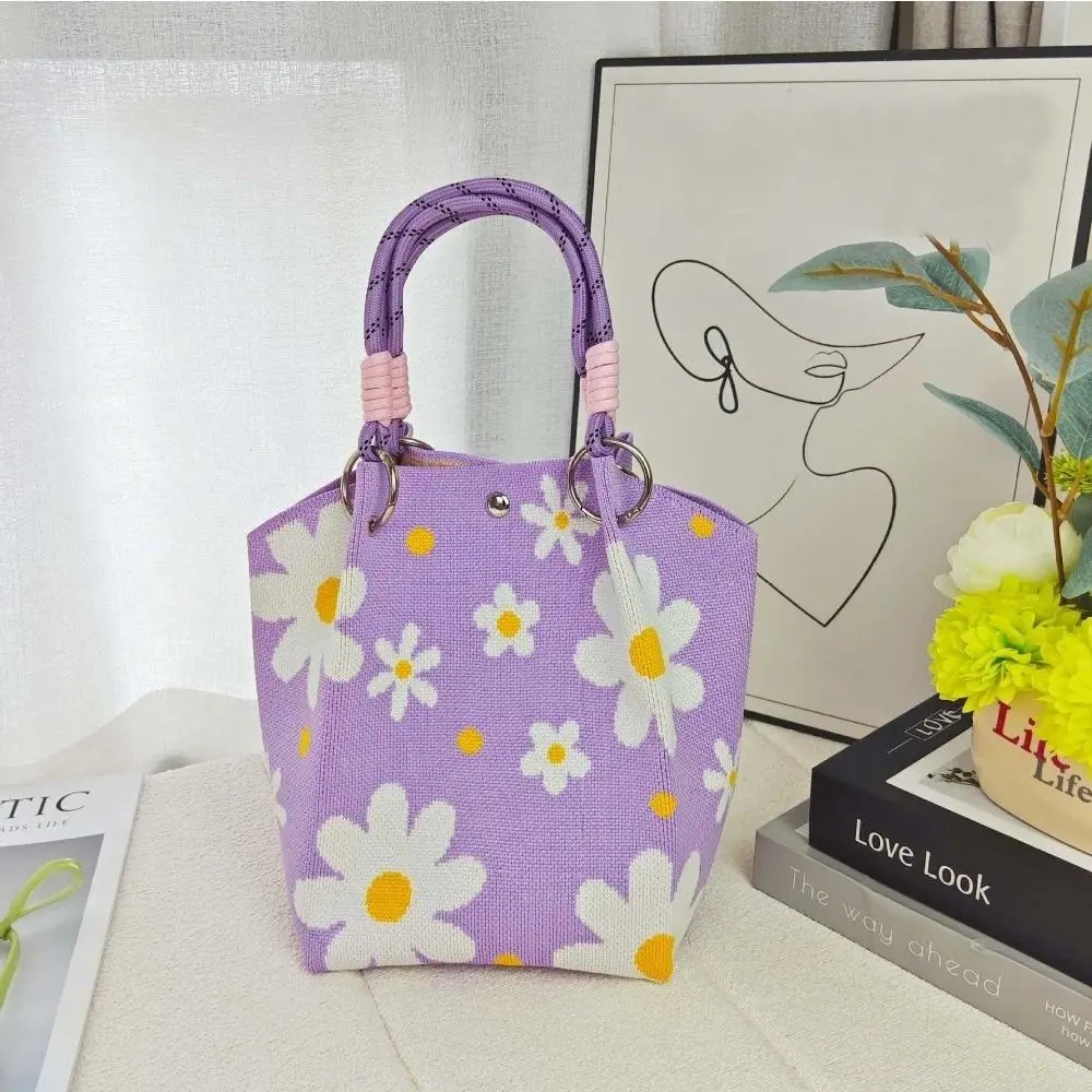 Detalle del tejido floral y forma tipo cubo