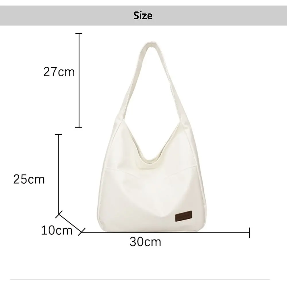 Bolso tote casual en acabado negro