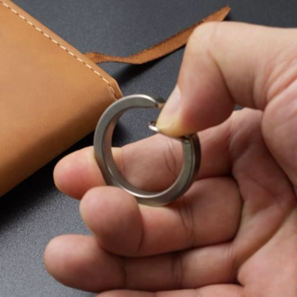 Mosquetón de titanio compacto para llaves, mochila y herramientas EDC