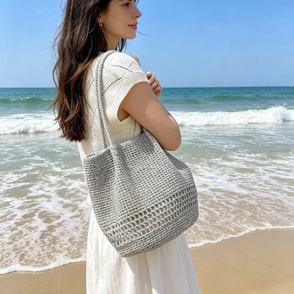 Bolso de paja boho tipo cubo dorado con líneas metálicas - imagen 2