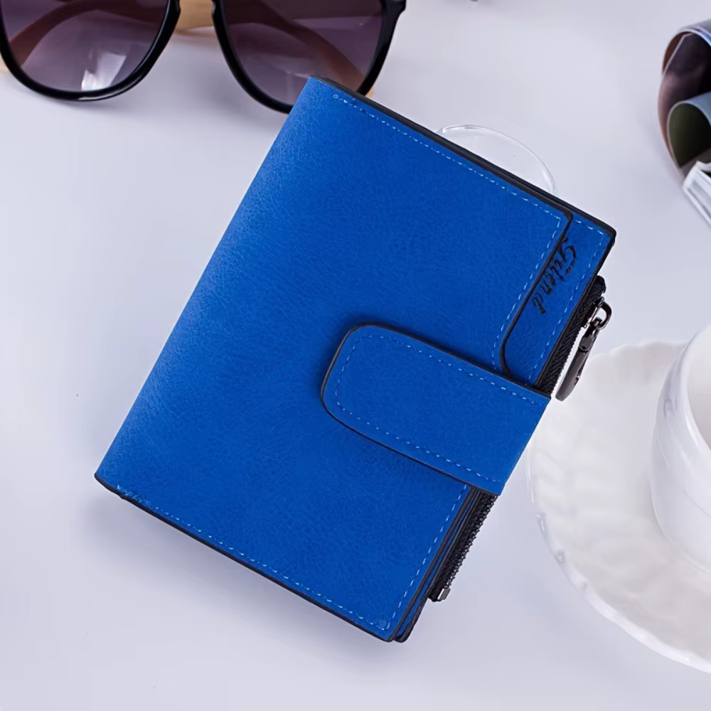 Cartera cerrada mostrando su diseño plegable y elegante