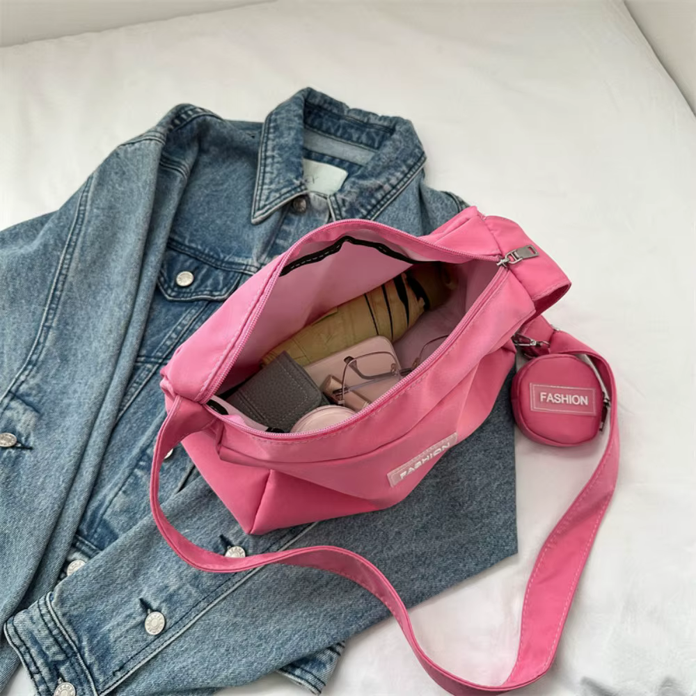 Detalle del bolso Oxford versátil para hombro y bandolera
