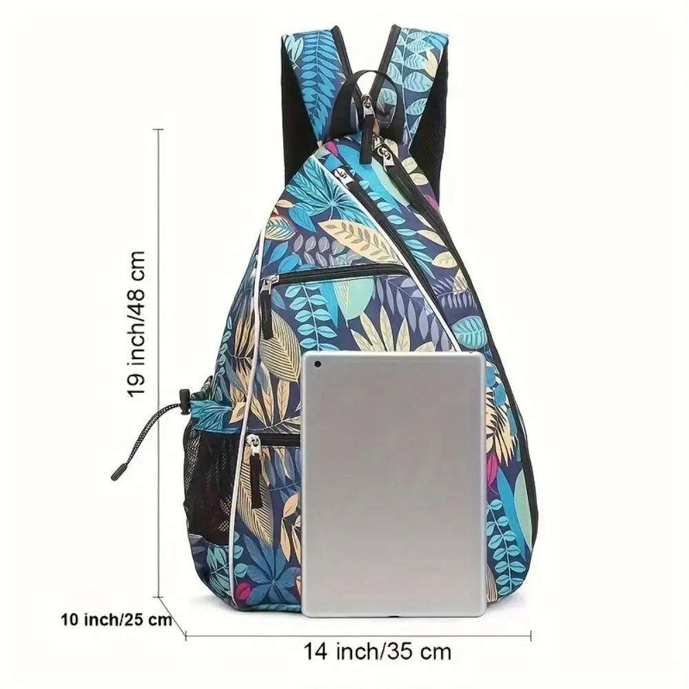 Vista frontal de la mochila mostrando sus compartimentos y color vibrante