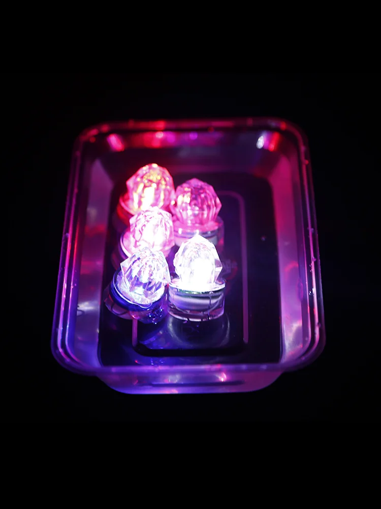 Luces LED de pesca colocadas en una línea de pesca