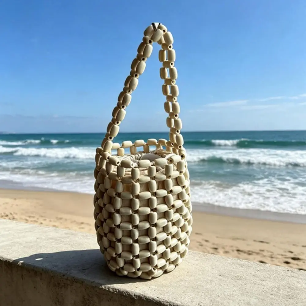 Bolso de mano cilíndrico de madera artesanal con cuentas y asa de lazo - imagen 3