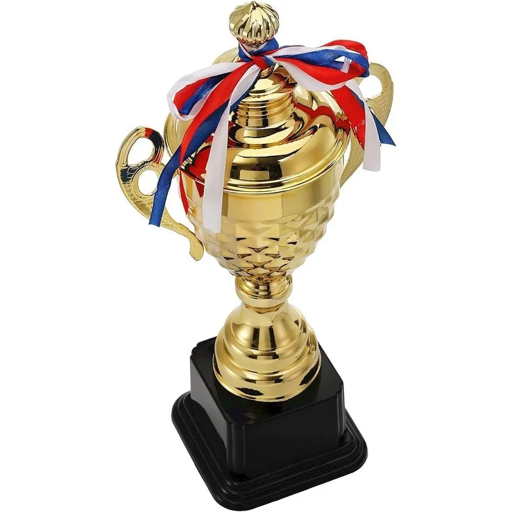 Trofeo con lazo decorativo rojo, blanco y azul