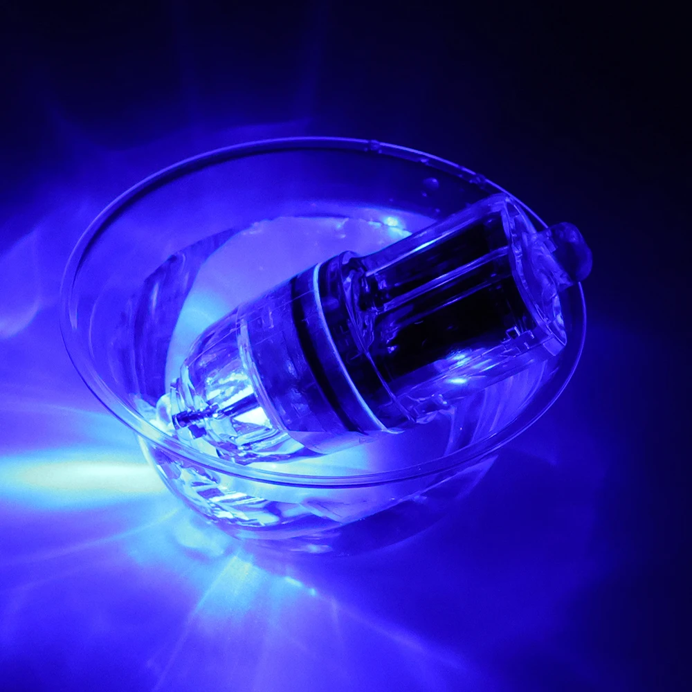 Luz LED en acción durante una pesca nocturna