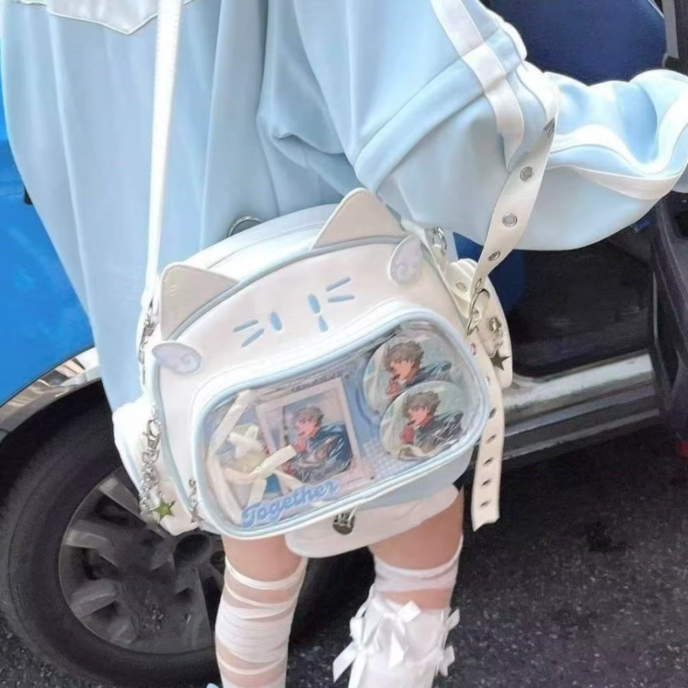 Vista lateral de la mochila Lolita con diseño de gato
