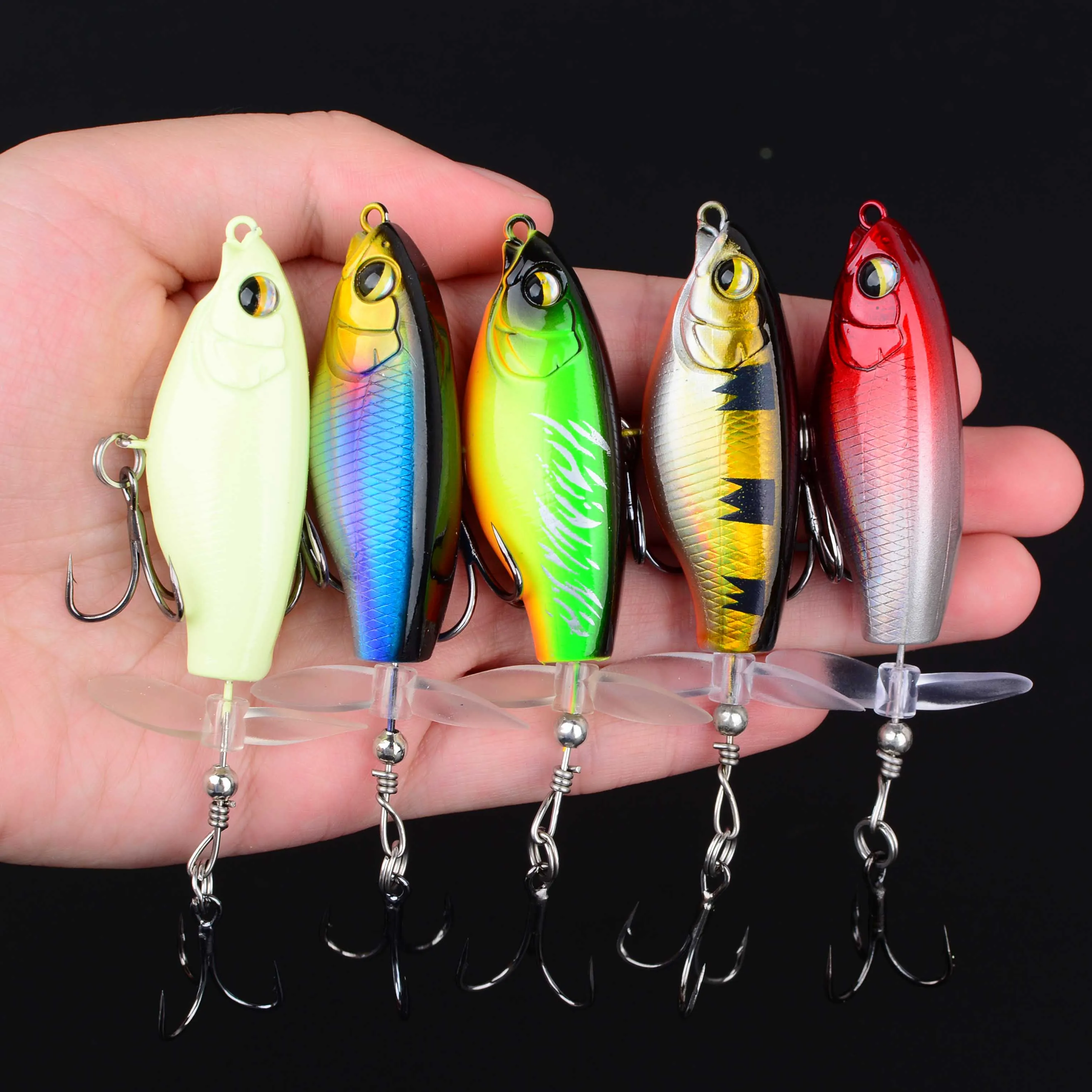 Señuelo Whopper Plopper en mano para apreciar tamaño
