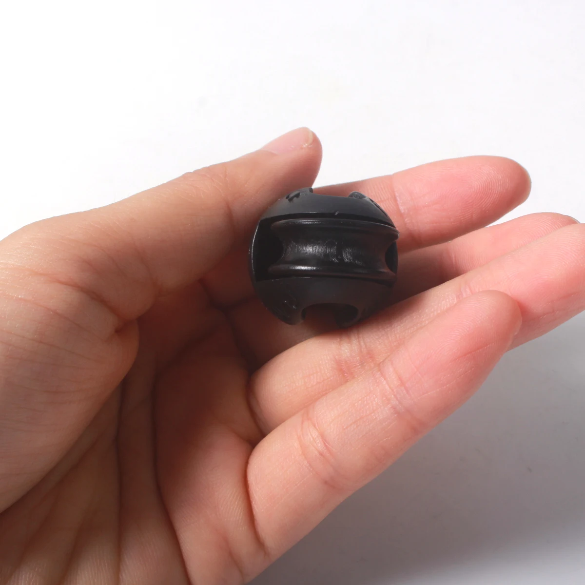 Polea compacta en negro para mantenimiento de cometas