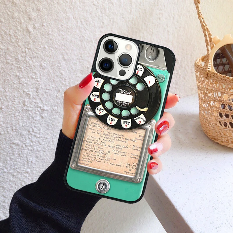 Detalle del diseño vintage de teléfono público en la funda