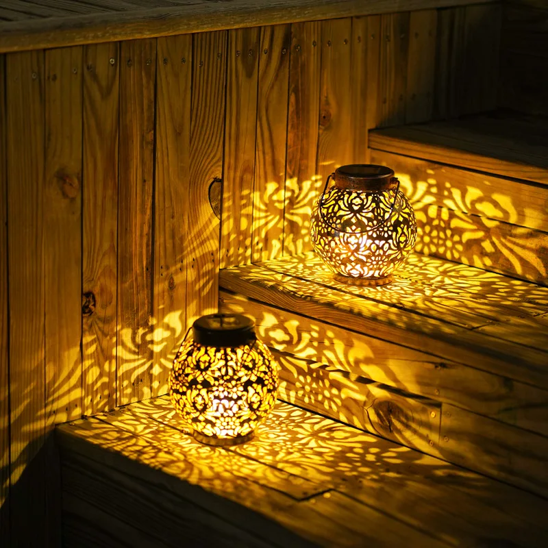 Lámpara colgante de hierro forjado con diseño calado iluminada