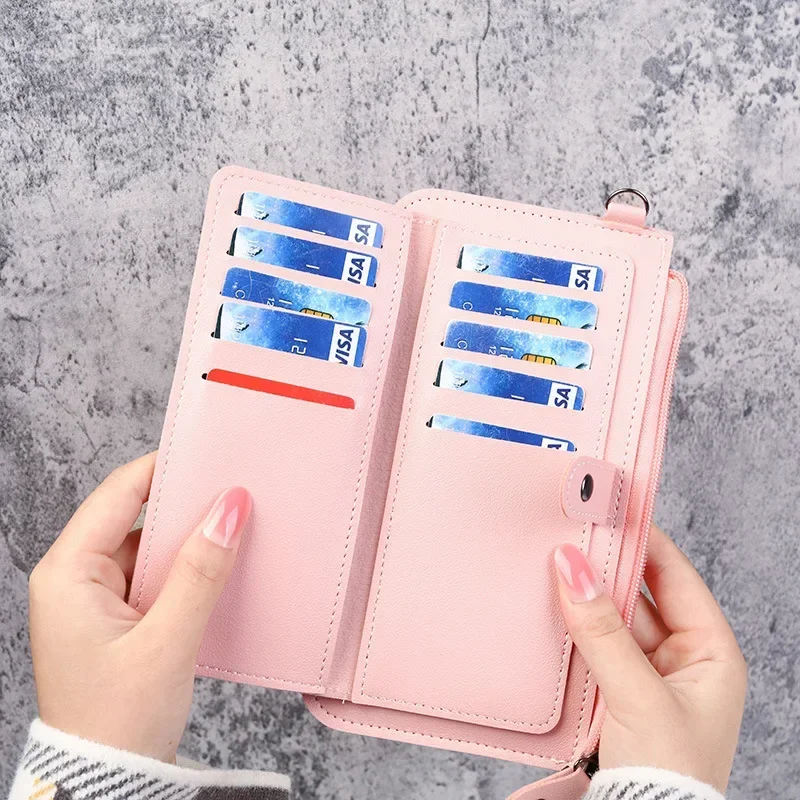 Compartimentos interiores con ranuras para tarjetas y bolsillo con cremallera