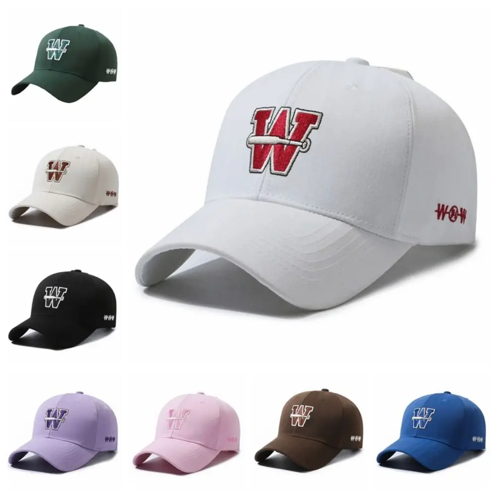 Detalle de la gorra y la forma deportiva
