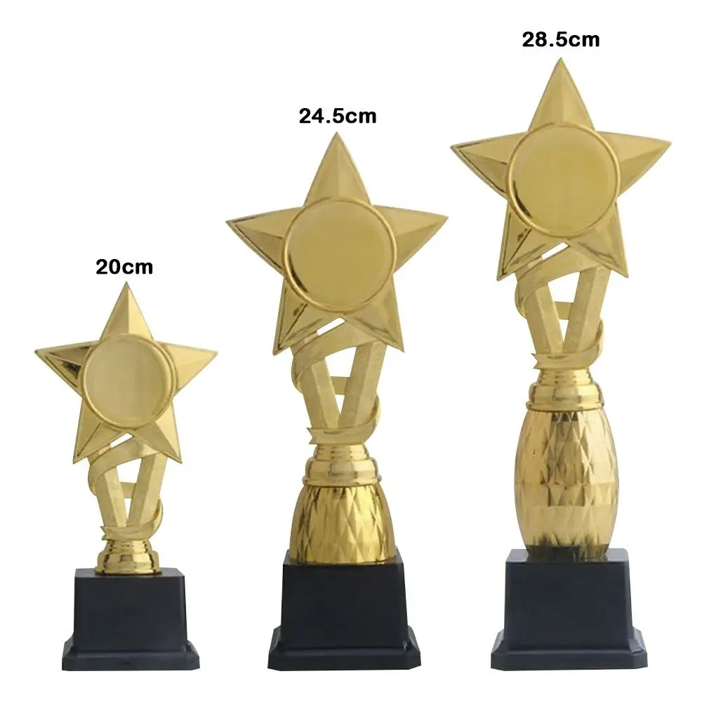 Trofeo dorado con detalles de estrella y acabado