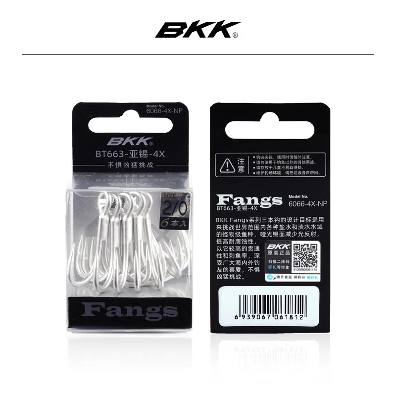 Anzuelos triples BKK BT663 Fangs 4X Strong sobre fondo negro