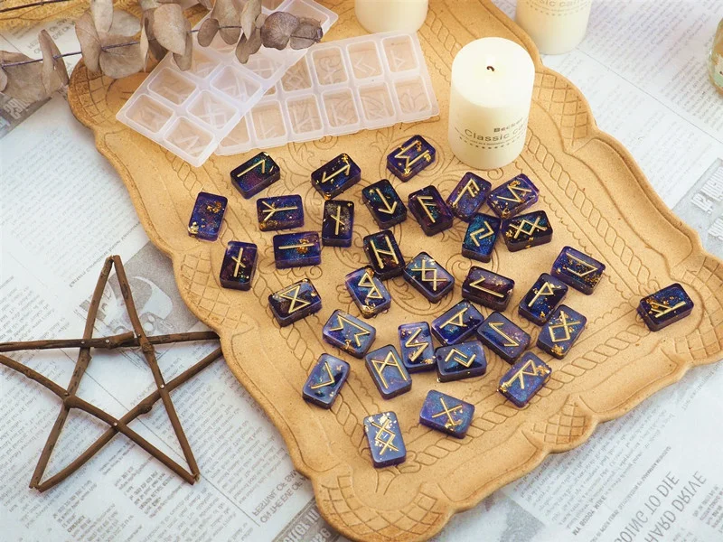Detalle de moldes de runas y Tarot