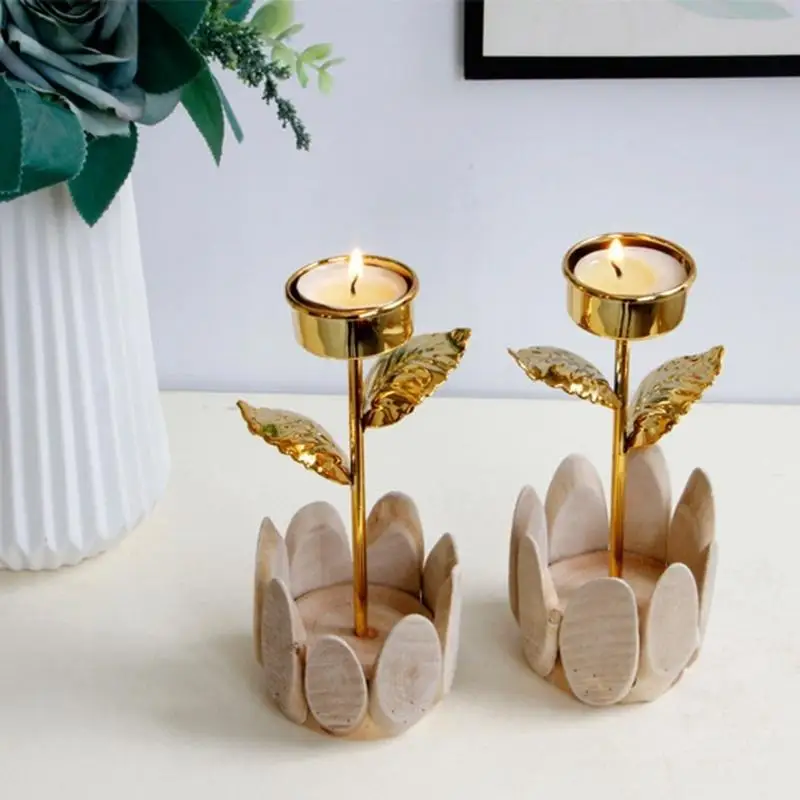 Vista del candelabro desde otro ángulo, mostrando la combinación de metal y madera