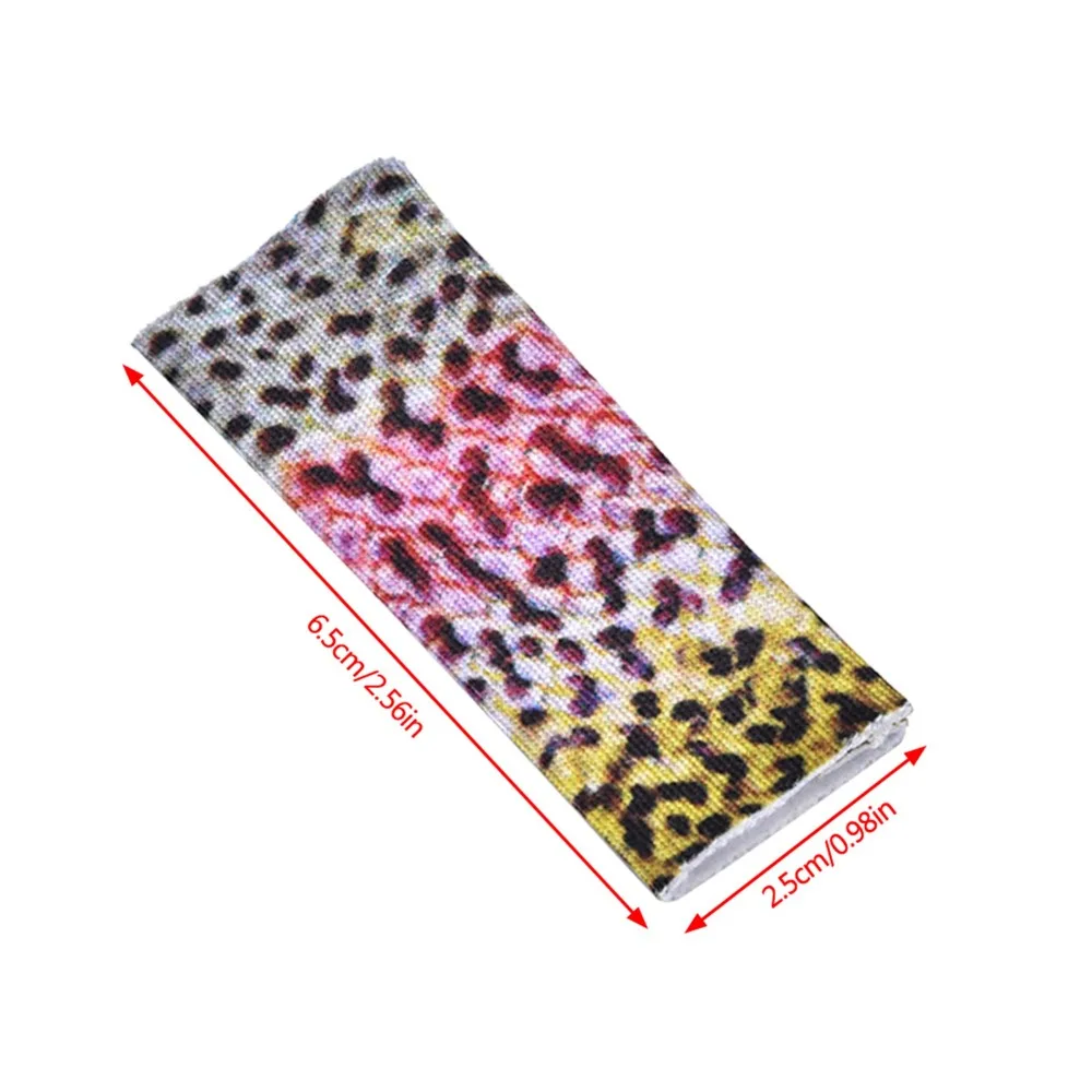 Vista frontal del estuche de protectores de dedos con patrón de piel de pescado rosa