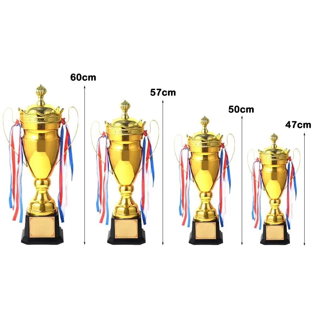 Trofeo dorado con diseño de corona y tapa