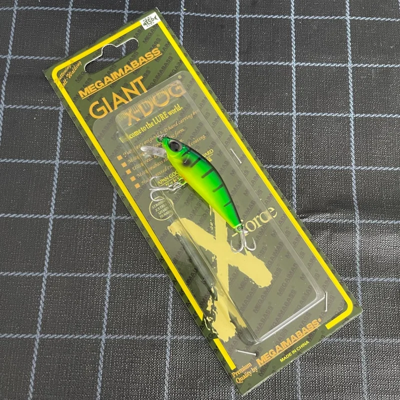 Señuelo minnow sumergible en acción sobre agua