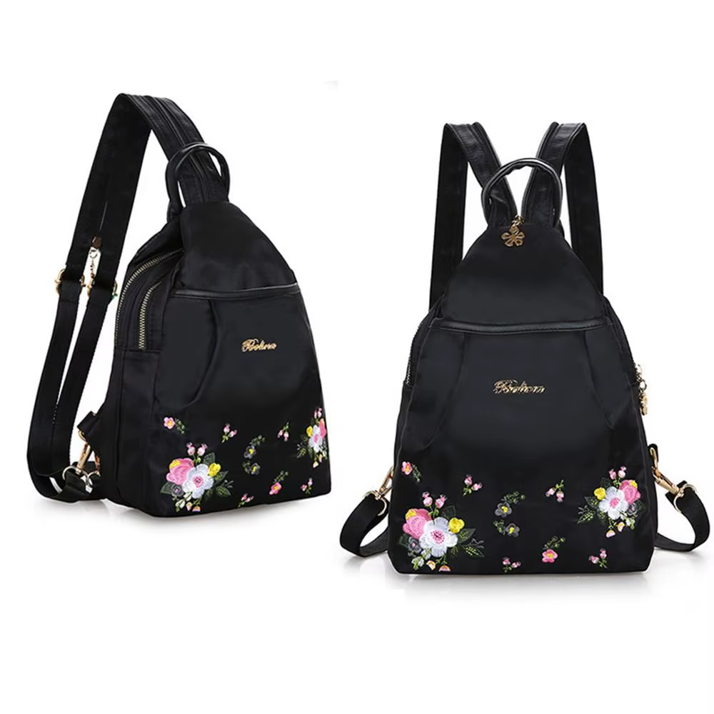 Detalle de bordado en la mochila Oxford