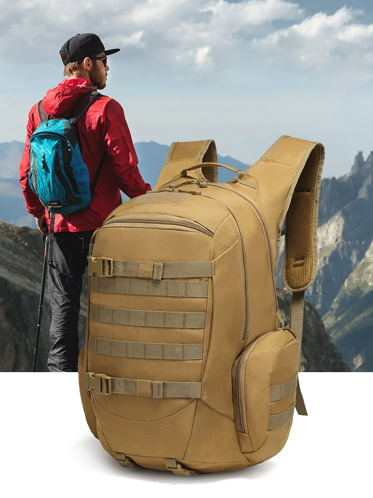 Mochila táctica en uso para trekking al aire libre