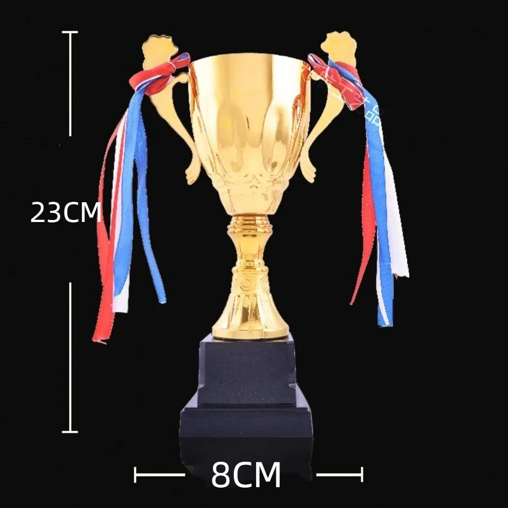 Trofeo pequeño metálico en acabado dorado