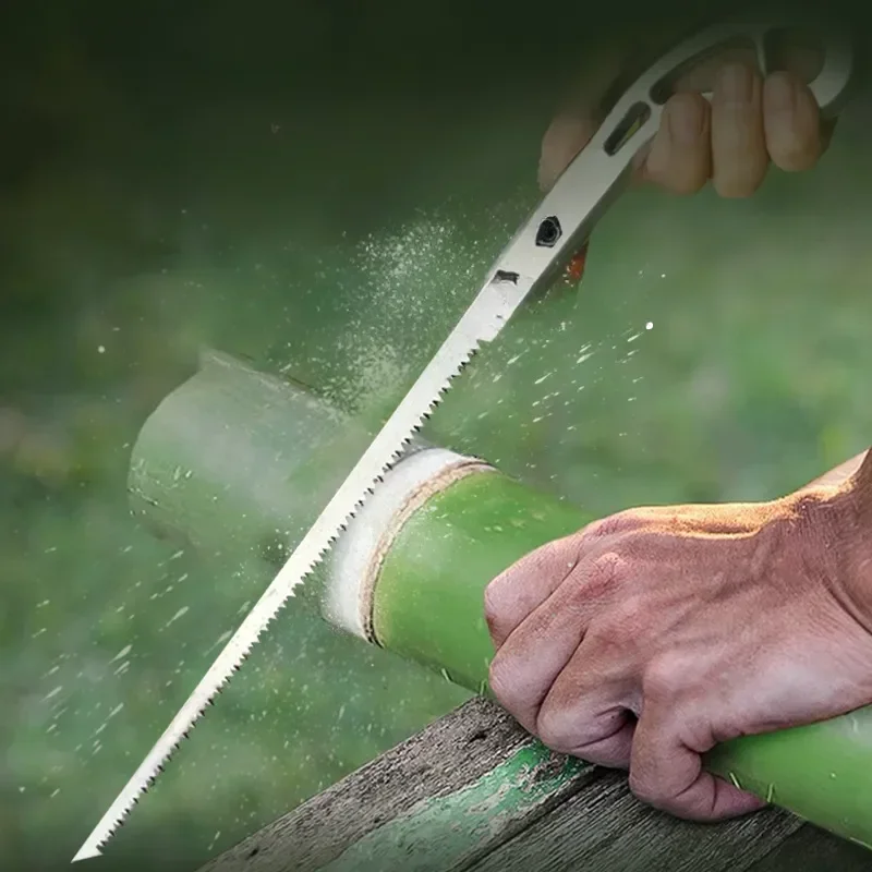 Detalle del tamaño compacto de la sierra