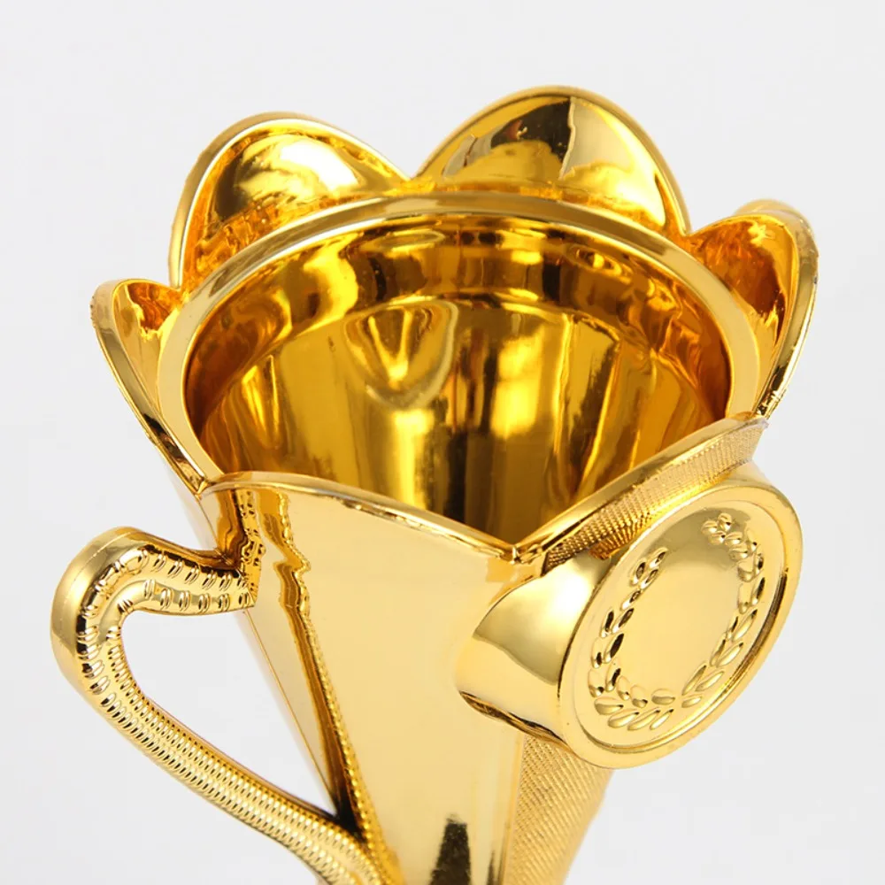 Tres tamaños de trofeos dorados