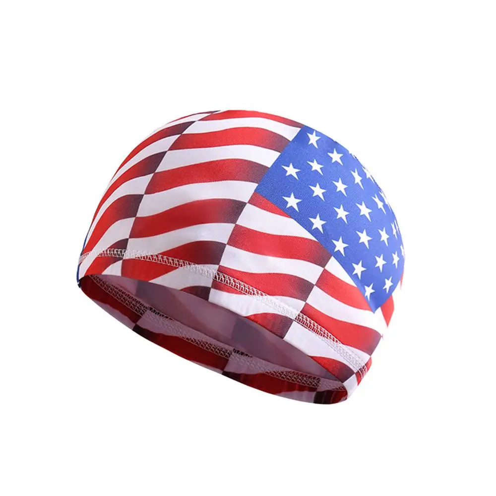 Detalle del estampado de bandera en el gorro