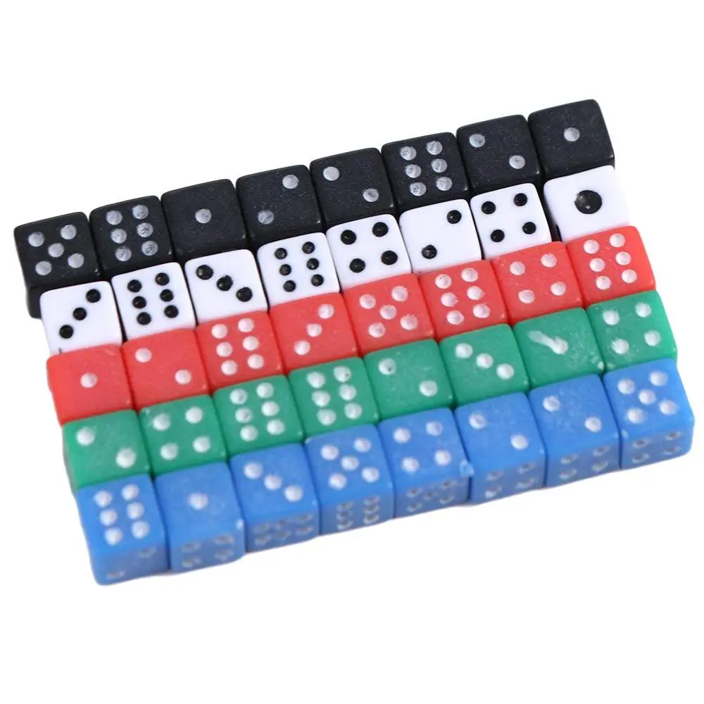 Mini dados usados en un juego de mesa sobre madera