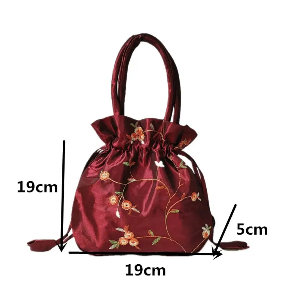 Bolso tipo cubo con flores bordadas
