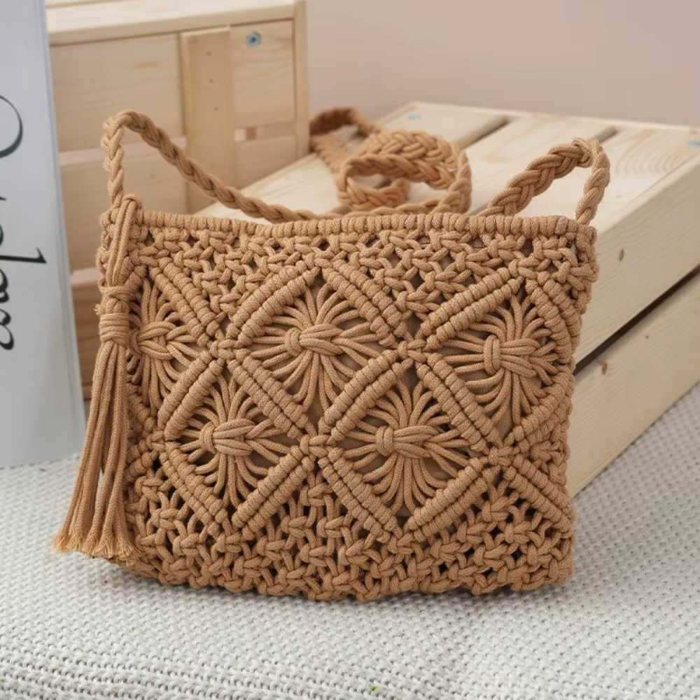Detalle de borla bohemio en bolso tejido