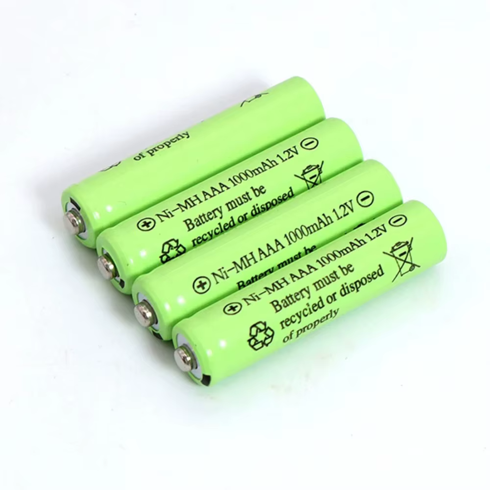 Pilas colocadas en un cargador compatible