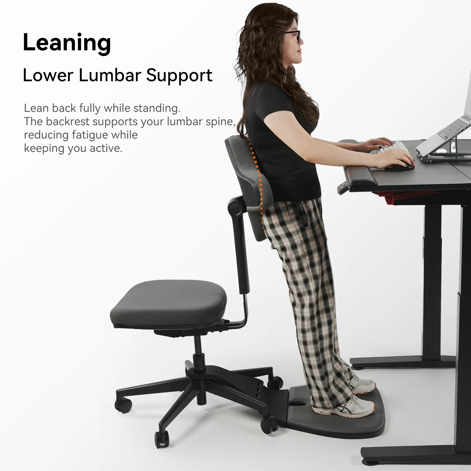 Silla ergonómica Newtral con piernas cruzadas y ruedas, respaldo