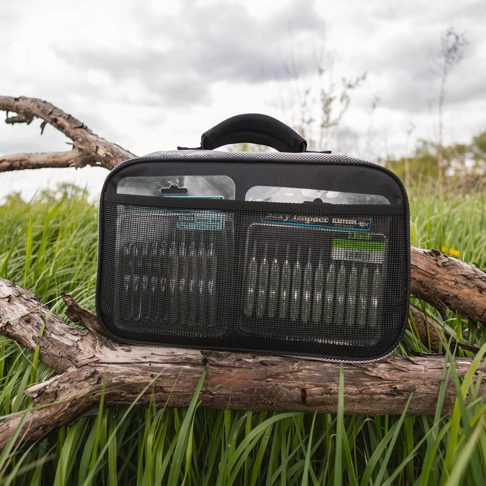 Vista frontal del Kylebooker Lure Bag mostrando sus compartimentos translúcidos